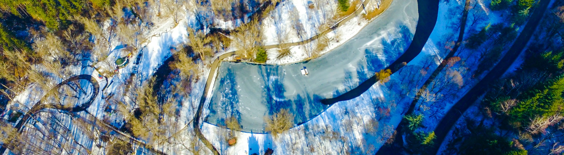 Замръзналото езеро, намиращо се в парк Бачиново, Благоевград