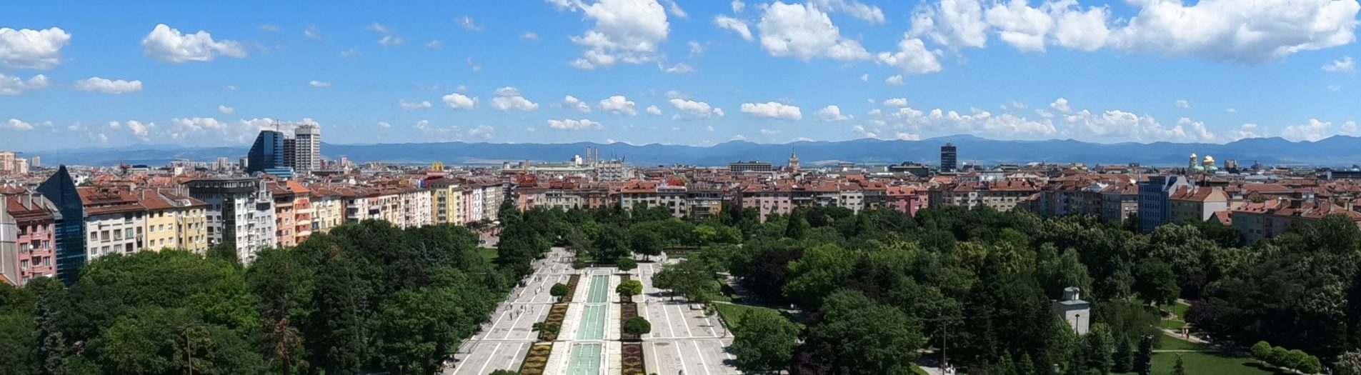 София, България - панорамна снимка на фонтаните пред НДК и бонус - видео